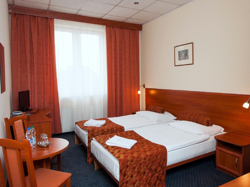 Hotel Arkadia Legnica Extérieur photo