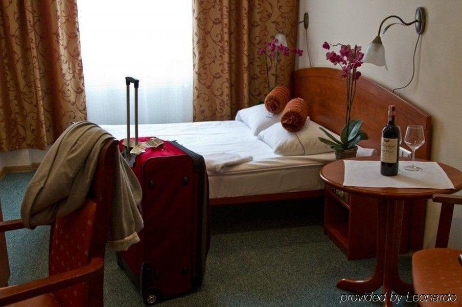 Hotel Arkadia Legnica Extérieur photo